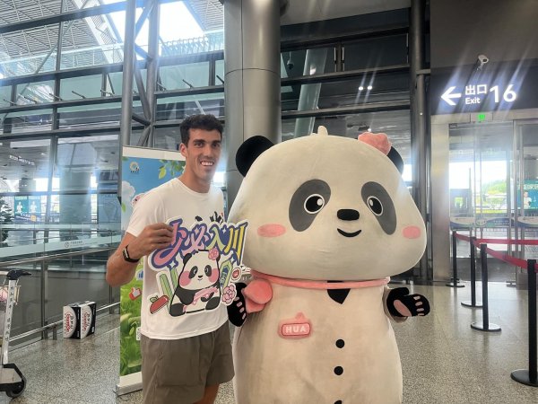 创界 双节同庆迎游客 成都文旅“花局”机场送惊喜