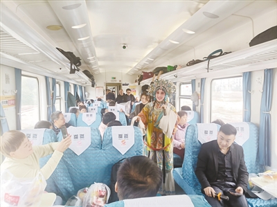 盈股网配资 引客入平 500名专列游客抵平顶山开启“铁路+文旅”体验游